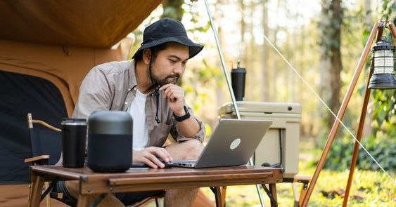 Work From Anywhere 2025 Hidup Minimalis Kerja Remote: Peluang Besar & Tantangan Nyata Gen Z Indonesia