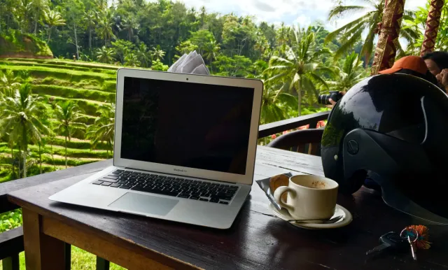 Work From Anywhere 2025 Hidup Minimalis Kerja Remote: Peluang Besar & Tantangan Nyata Gen Z Indonesia