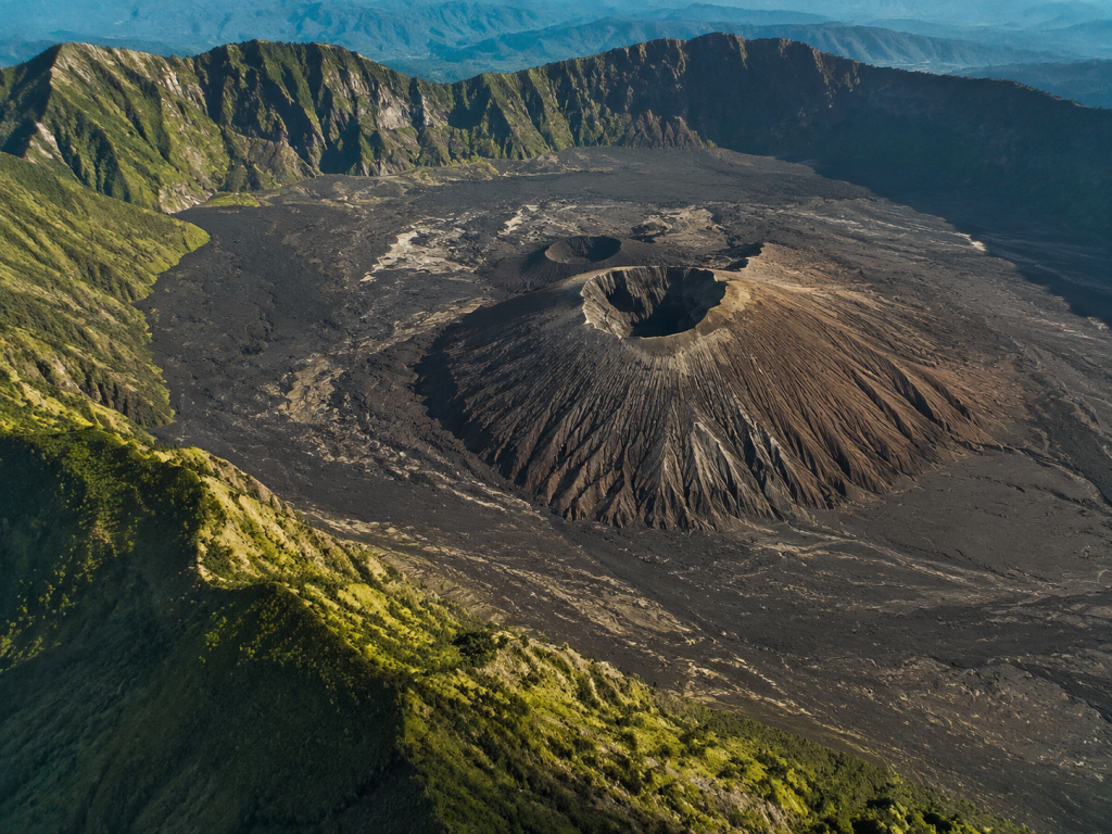 Formasi geologi kaldera purba di jalur Cincin Api Pasifik yang melintasi kepulauan Indonesia.